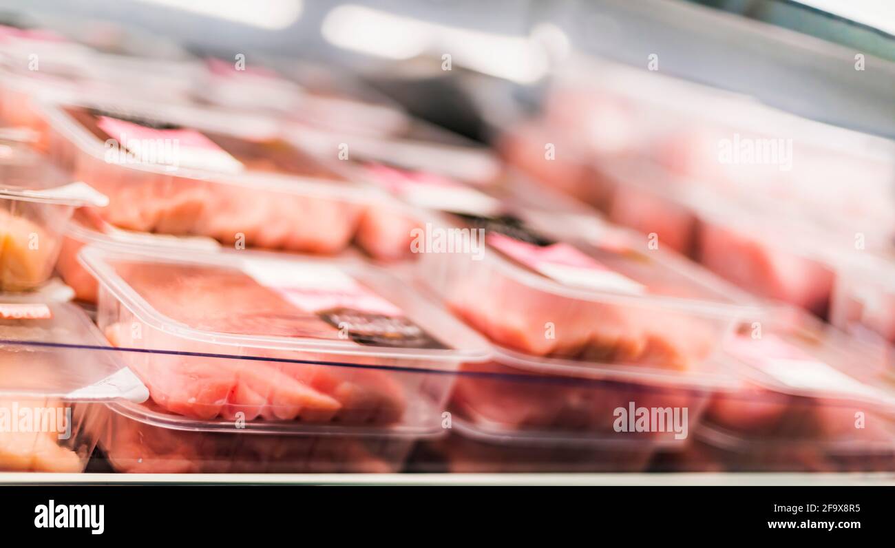 Prodotti a base di carne messi in vendita in un supermercato commerciale frigorifero Foto Stock