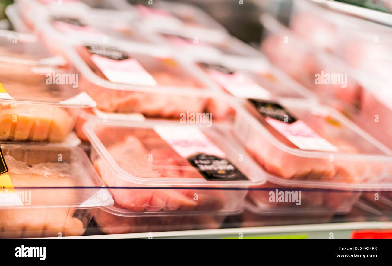 Prodotti a base di carne messi in vendita in un supermercato commerciale frigorifero Foto Stock
