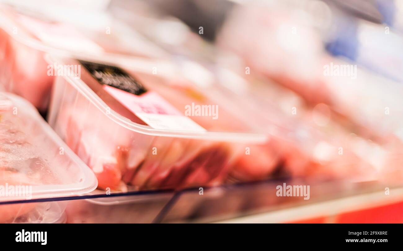 Prodotti a base di carne messi in vendita in un supermercato commerciale frigorifero Foto Stock