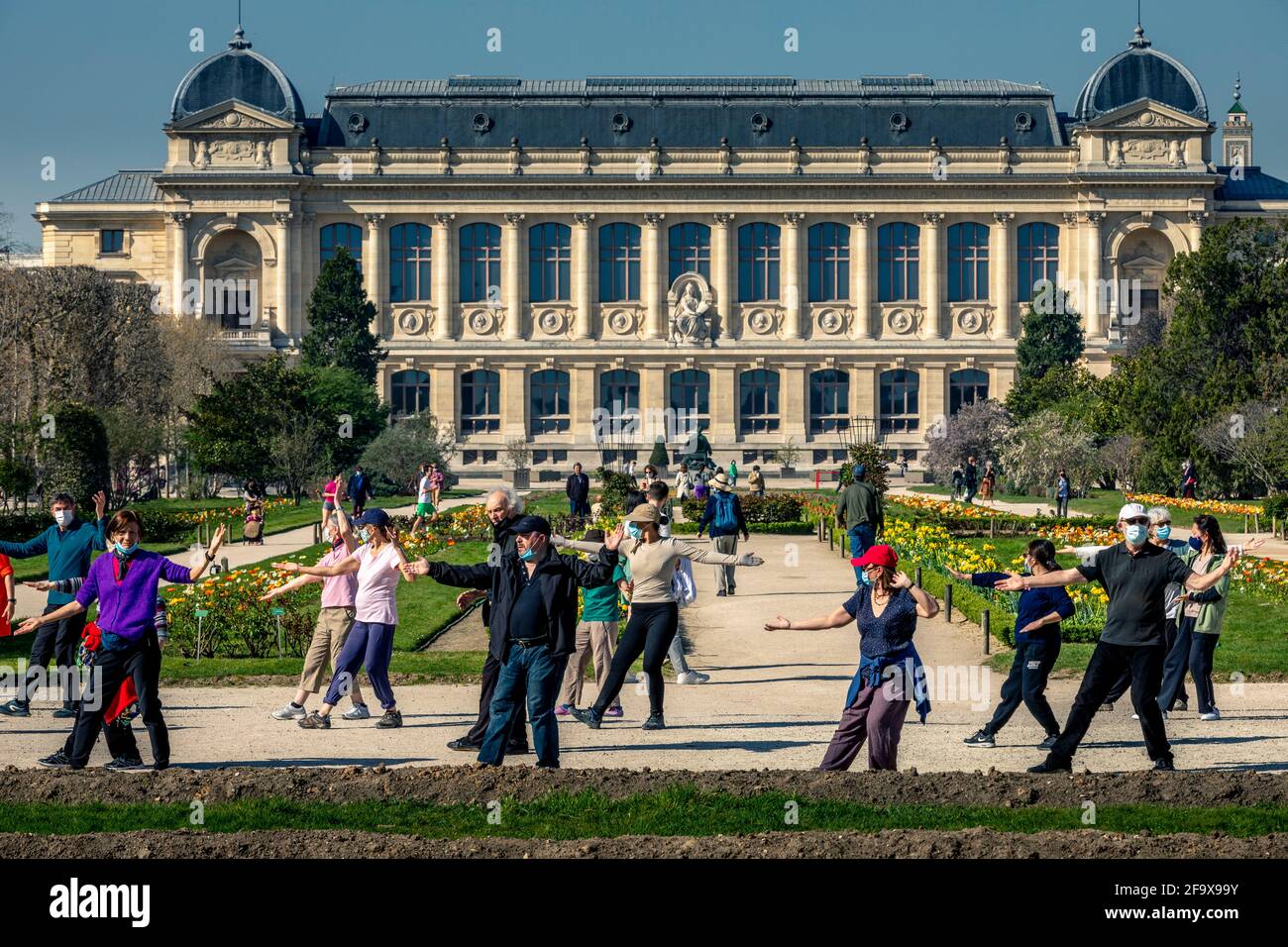 Parigi, Francia - 31 marzo 2021: Gruppo di anziani attivi che svolgono esercizi nel parco in primavera a Parigi Foto Stock