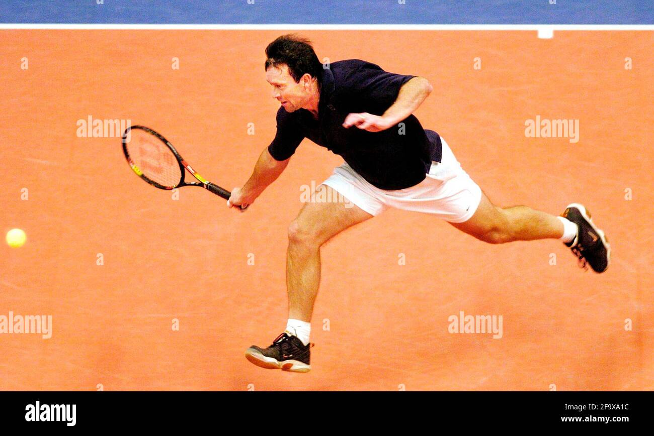 HONDA SFIDA IL TENNIS ALL'ALBERT HALL 4/12/2003 JEREMY BATES DURANTE IL SUO INCONTRO CON MATT WILANDER IMMAGINE DAVID ASHDOWNTENNIS Foto Stock