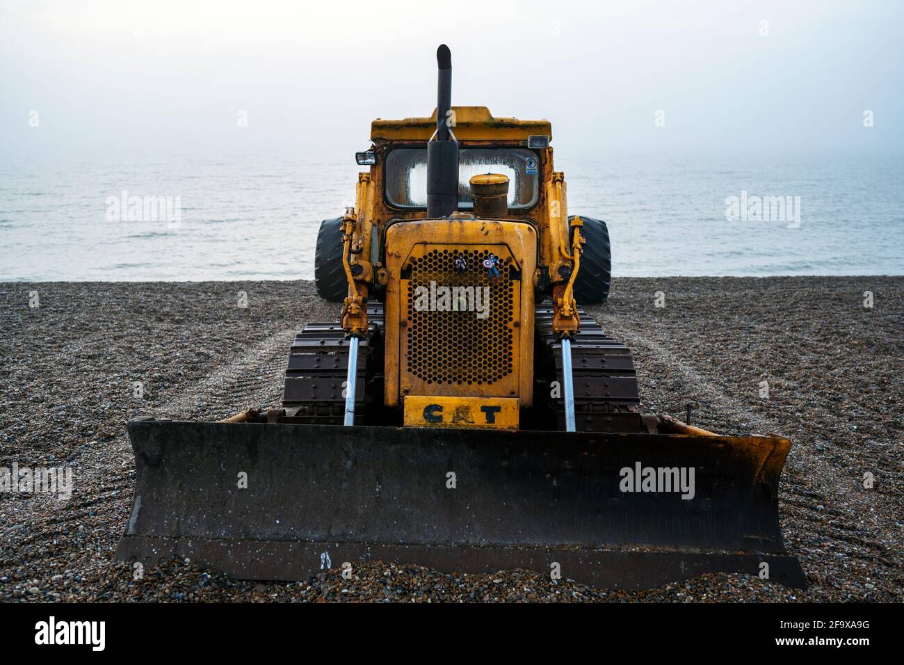 Cat bulldozer utilizzato nel settore della pesca Aldeburgh Suffolk UK Foto Stock Cat bulldozer utilizzato nel settore della pesca Aldeburgh Suffolk UK Foto Stock