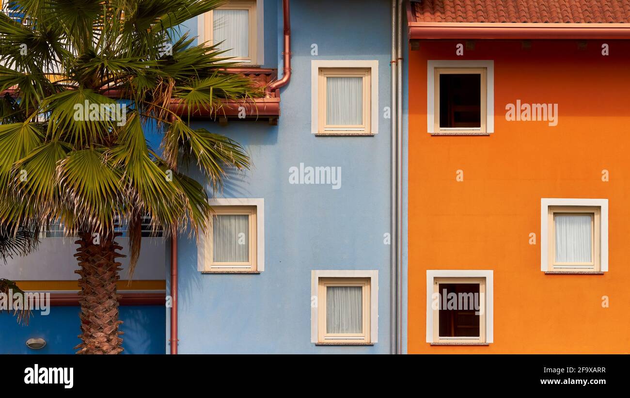 Colorate case veneziane della città di Caorle Foto Stock