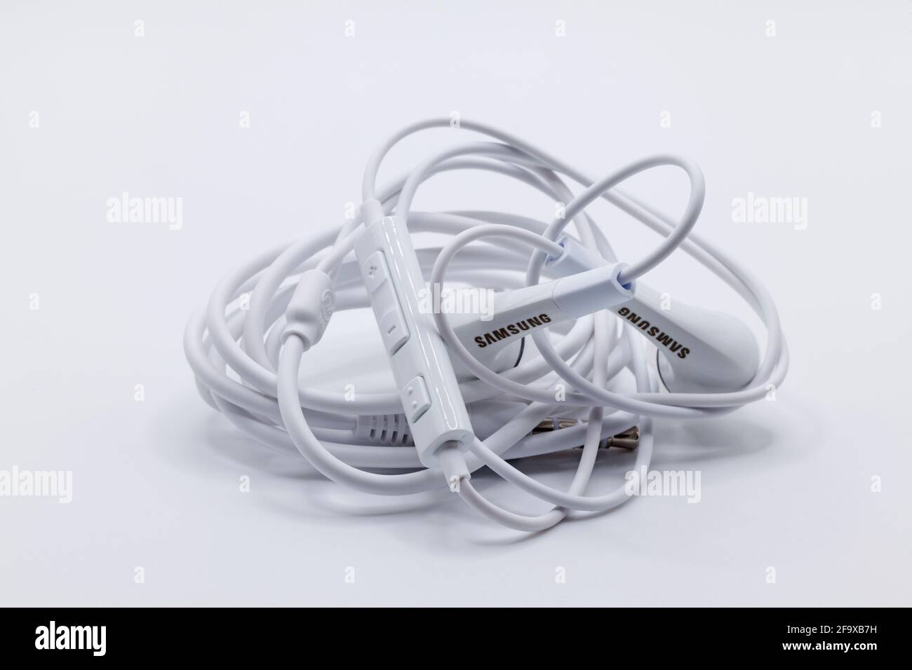 Umea, Norrland Svezia - 5 aprile 2021: Cuffie bianche per telefoni cellulari Foto Stock