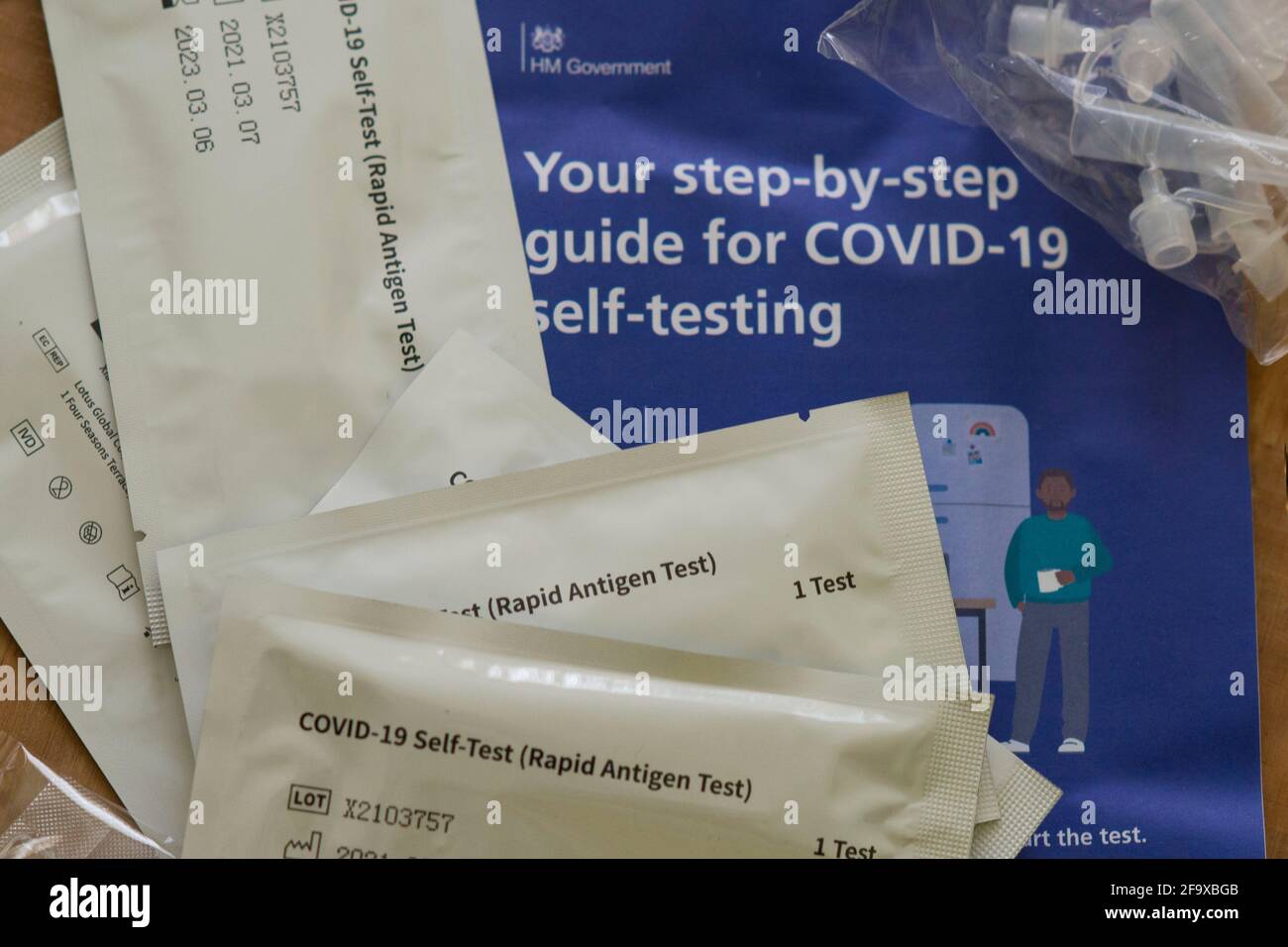 Corredo di test rapido in casa del coronavirus, test rapido dell'antigene Foto Stock