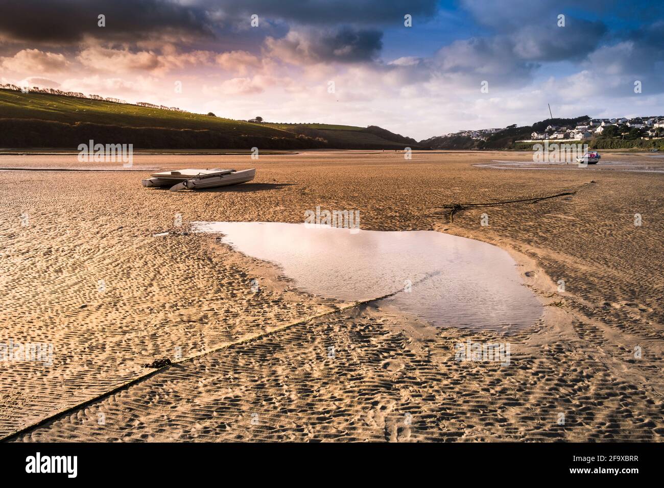 Luce serale sul fiume Gannel con bassa marea a Newquay in Cornovaglia. Foto Stock