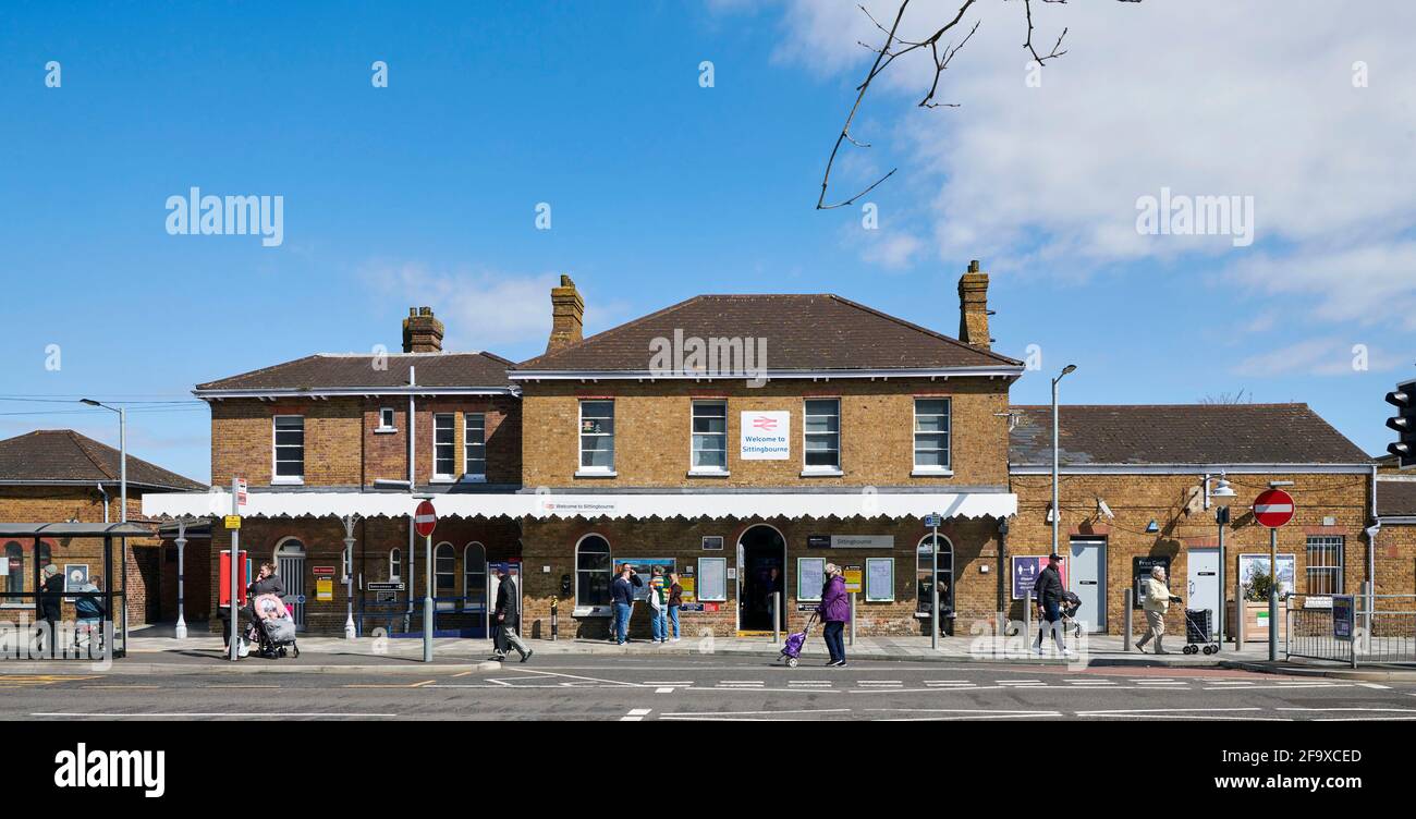 L'esterno della stazione ferroviaria di Sittingbourne, Kent, Inghilterra sud-orientale, Regno Unito Foto Stock