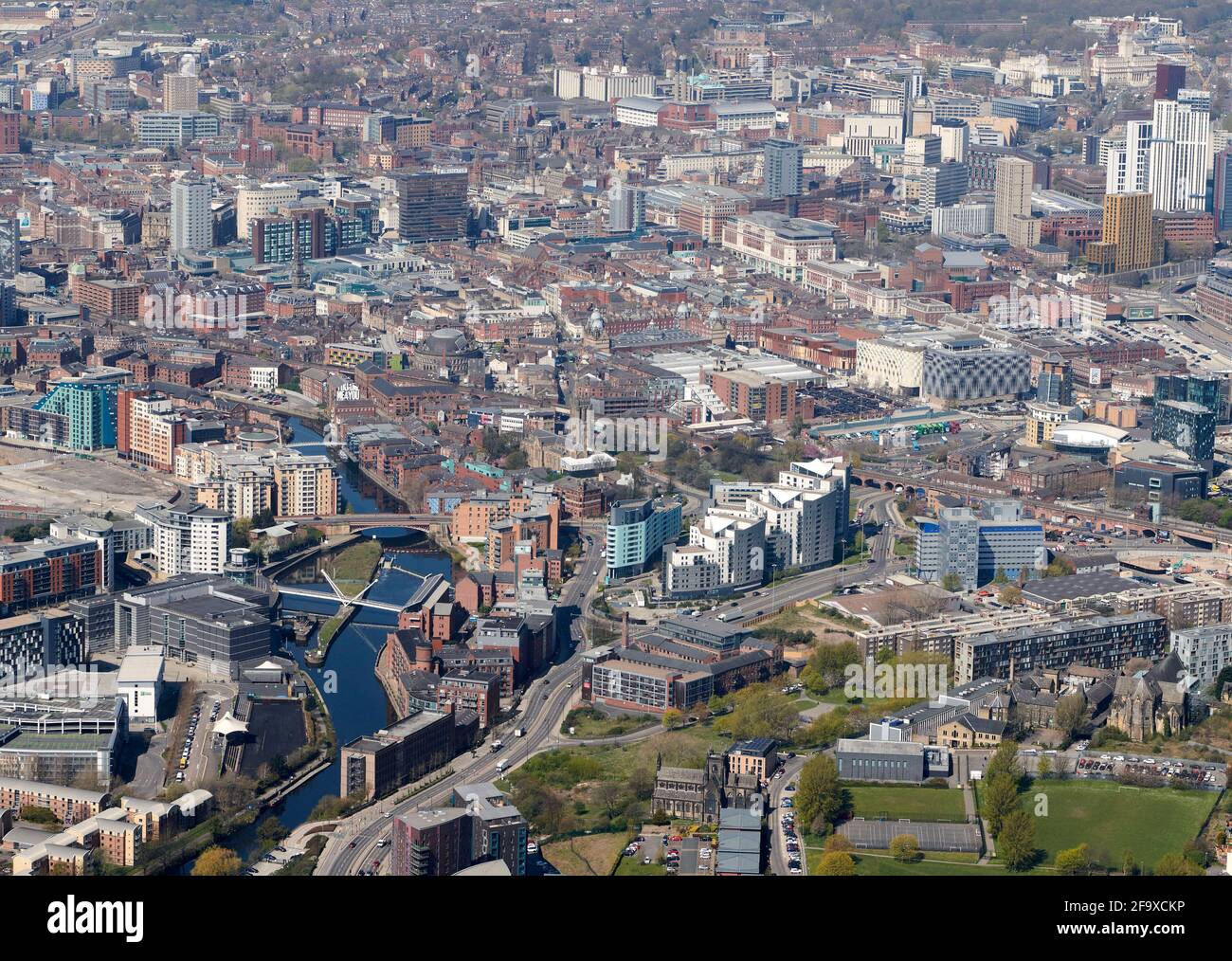 Una vista aerea del centro di Leeds, West Yorkshire, Northern England, UK, da est guardando il fiume Aire, mostrando un nuovo sviluppo lungo il fiume Foto Stock