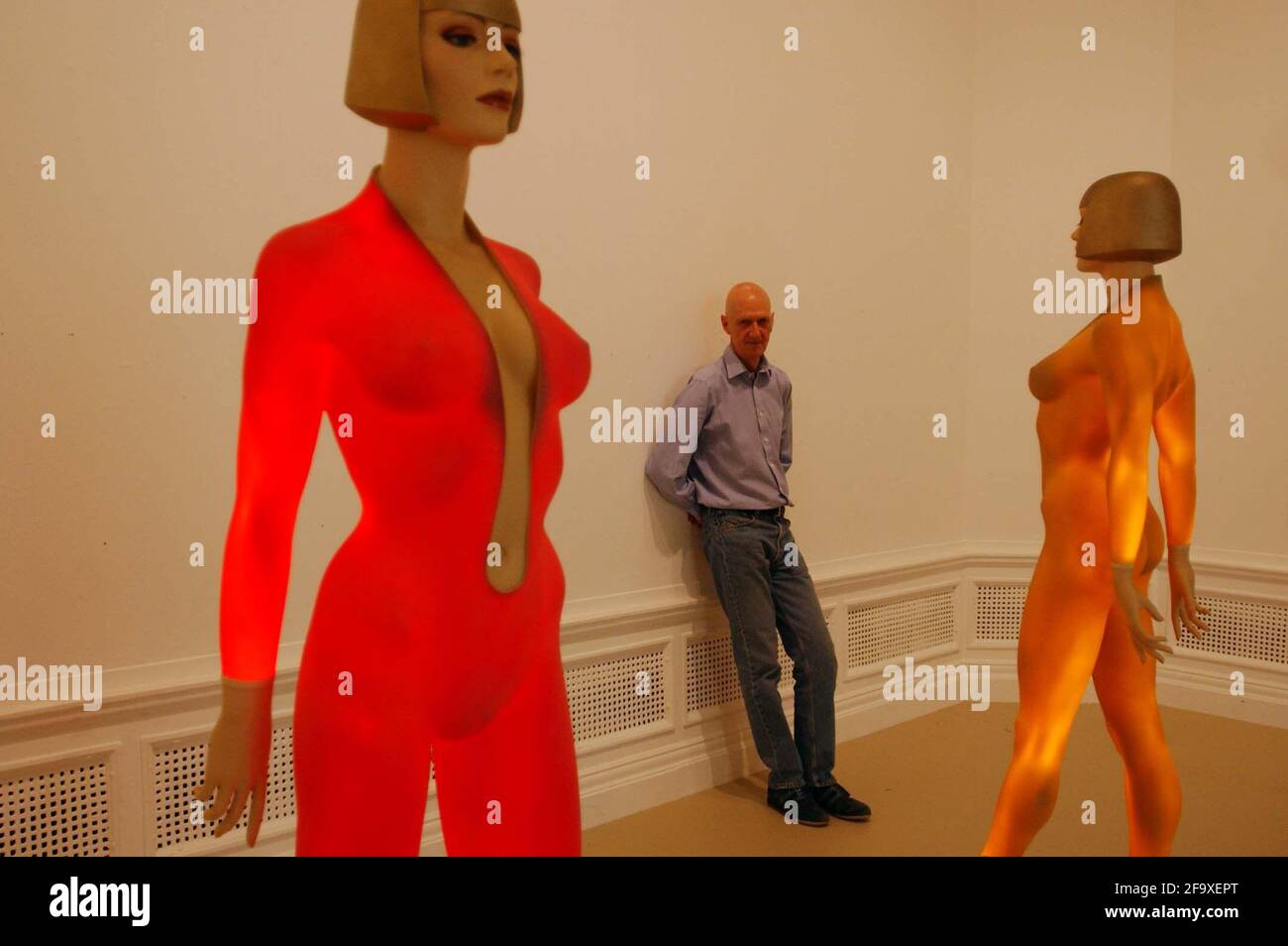 ALLEN JONES CON IL SUO LAVORO IN MOSTRA ALLA MOSTRA ESTIVA RA. 16/5/02 PILSTON Foto Stock