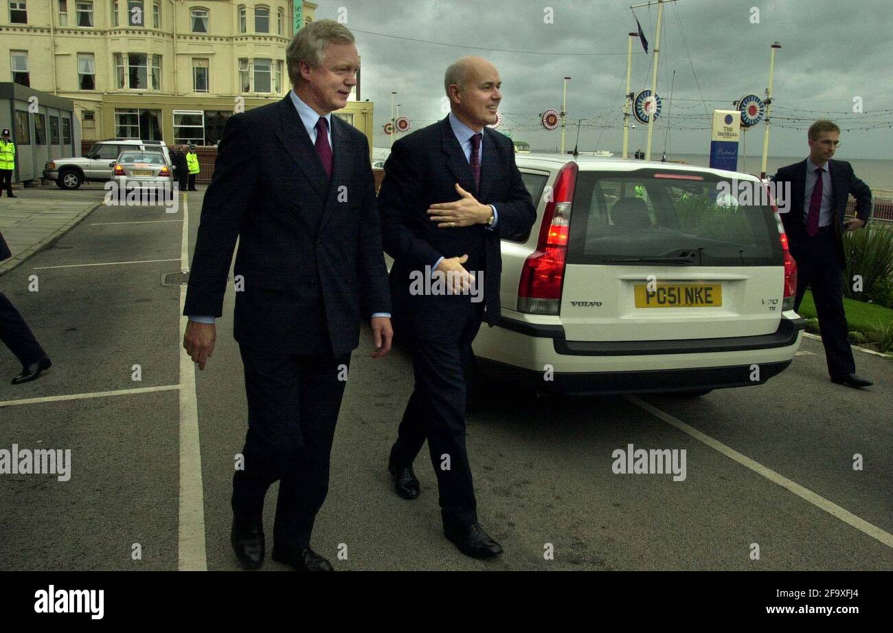 IL LEADER DELLA TORY IAINDUNCAN SMITH ARRIVA ALL'HOTEL DI BLACKPOOL. 7/10/01 PILSTON Foto Stock