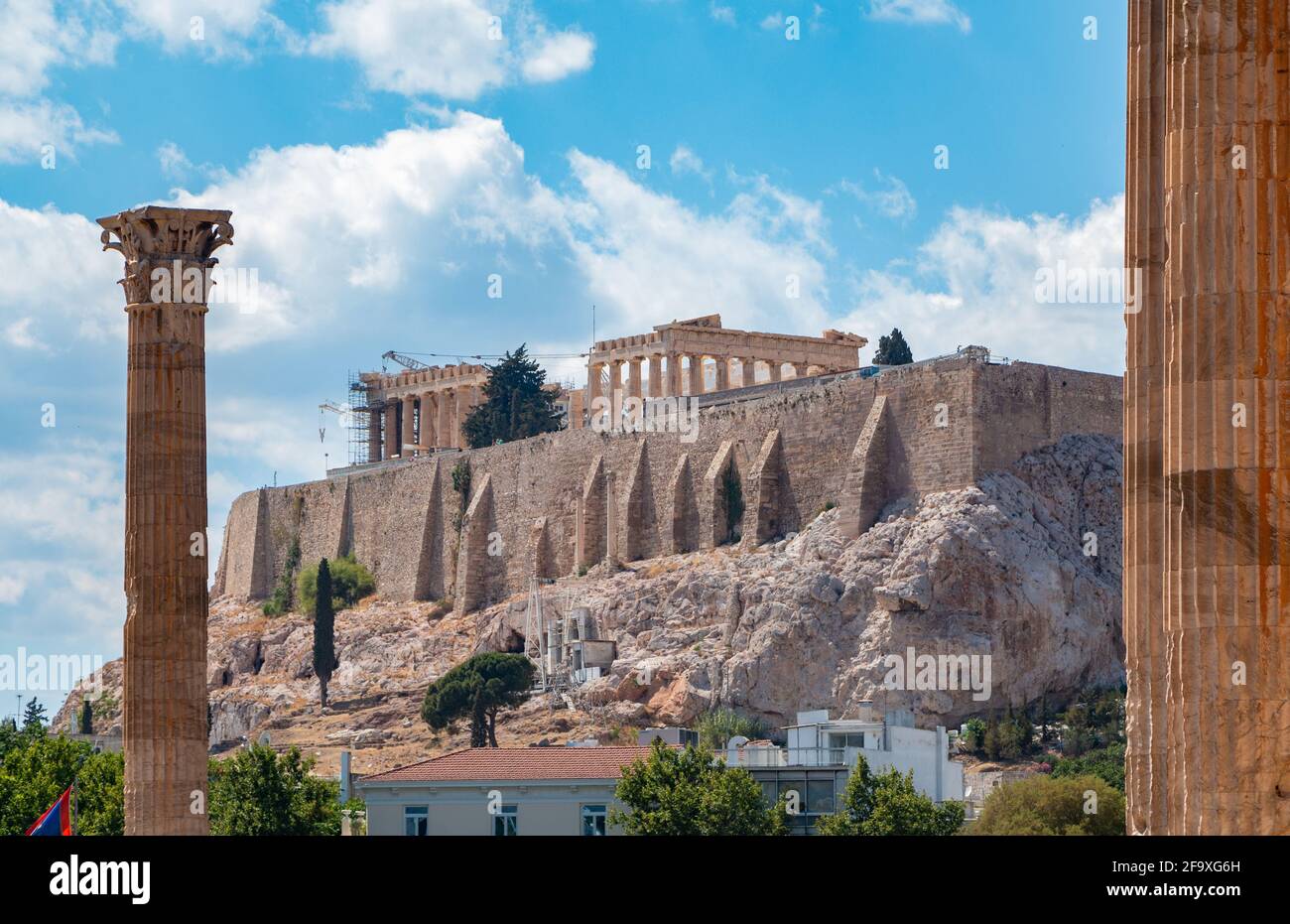 Una foto del Tempio di Zeus Olimpio che si affaccia sull'Acropoli (Atene). Foto Stock