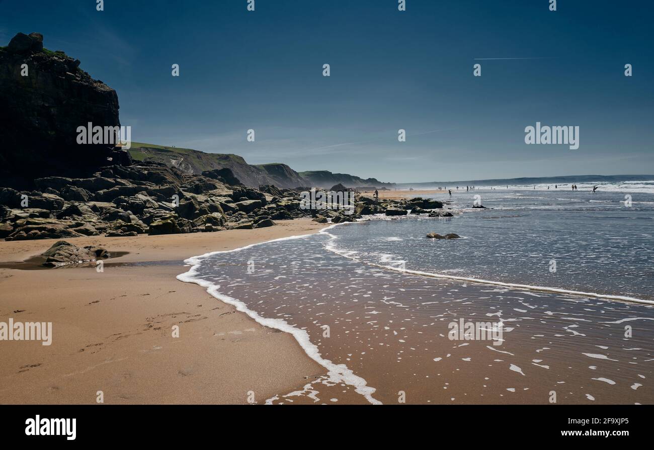Spiaggia di Sandymouth, Cornovaglia in una giornata di sole Foto Stock