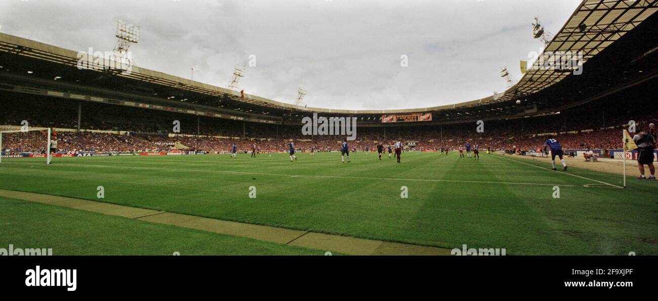 Chelsea v Aston Villa - fa Cup Final - Maggio 2000 Vista generale dello stadio e dei giocatori in azione durante la finale della fa Cup allo stadio di Wembley. Chelsea ha vinto la partita 1-0 Foto Stock