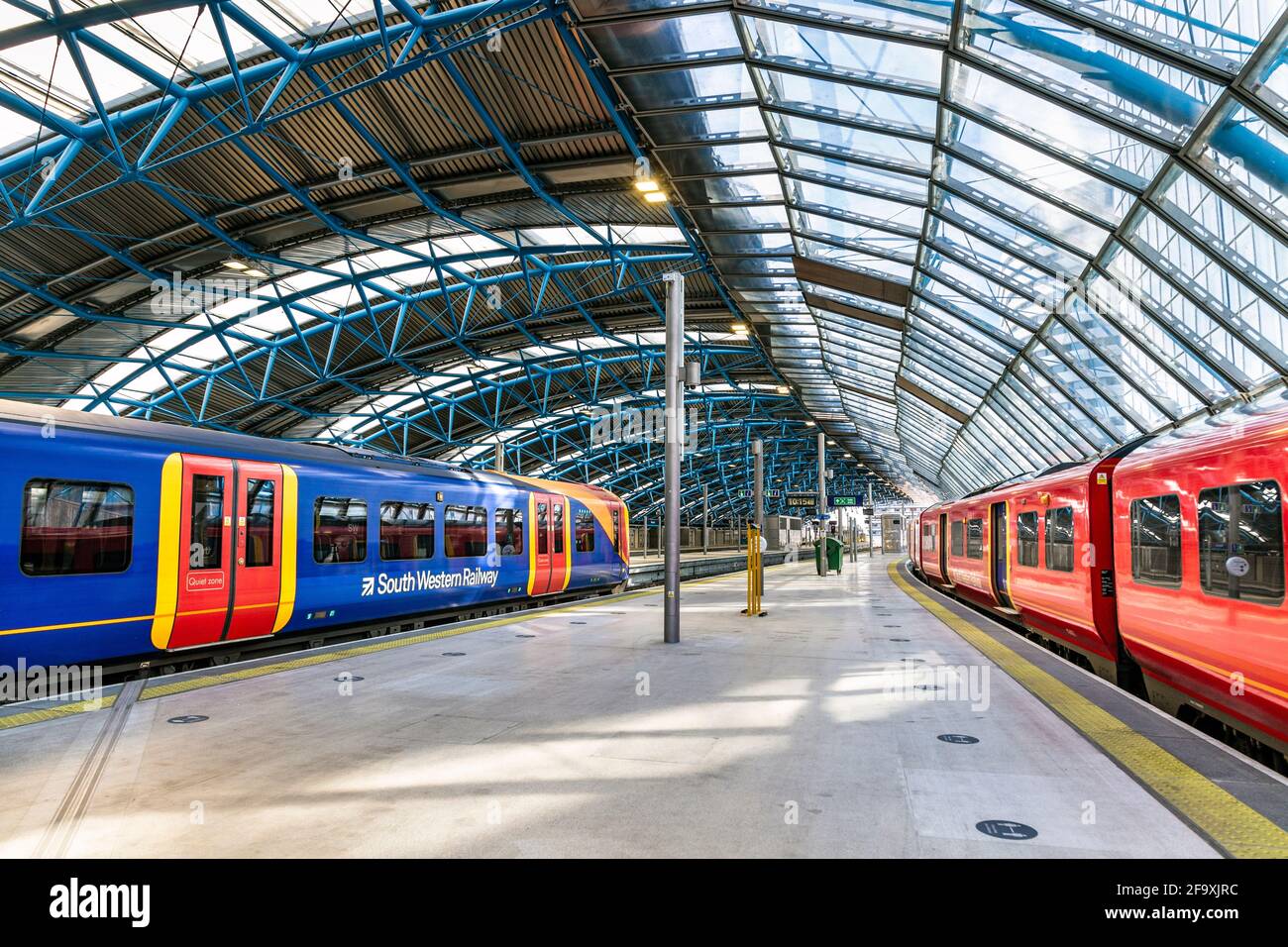 I treni della South Western Railway sono in attesa di partire alla stazione di Waterloo, Londra, Regno Unito Foto Stock
