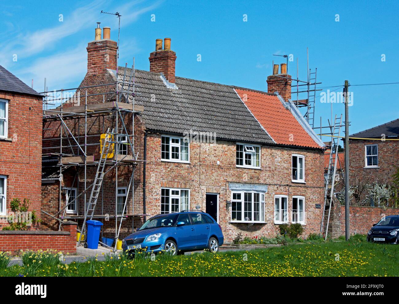 Casa in fase di ristrutturazione nel villaggio di Bishop Wilton, East Yorkshire, Inghilterra Regno Unito Foto Stock