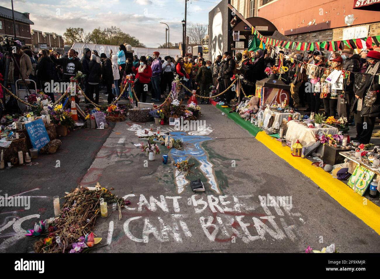 La gente reagisce al verdetto del processo di Derek Chauvin a George Floyd Square, all'angolo tra 38th Street e Chicago Avenue il 20 aprile 2021 a Minneapolis, Minnesota. Foto: Chris Tuite /ImageSPACE/MediaPunch Foto Stock