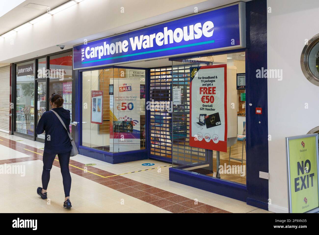 Cork, Irlanda. 19 Apr 2021. Carphone Wearhouse cessa le negoziazioni in Irlanda con effetto immediato, Cork, Irlanda. Nella foto è raffigurato il magazzino di Carphone nel Centro commerciale di Blackpool. Carphone Warehouse ha cessato le negoziazioni in Irlanda con effetto immediato. In questo modo, i negozi di tutta l'Irlanda si chiudono con sette negozi a Cork che si chiuderà oggi. Si prevede che 400-500 posti di lavoro andranno persi a causa della chiusura. Credit: Damian Coleman/Alamy Live News Foto Stock