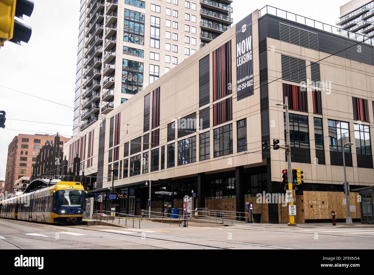 Le aziende del centro sono salite in attesa del verdetto Derek Chauvin Trial il 20 aprile 2021 a Minneapolis, Minnesota. Foto: Chris Tuite /ImageSPACE/MediaPunch Foto Stock