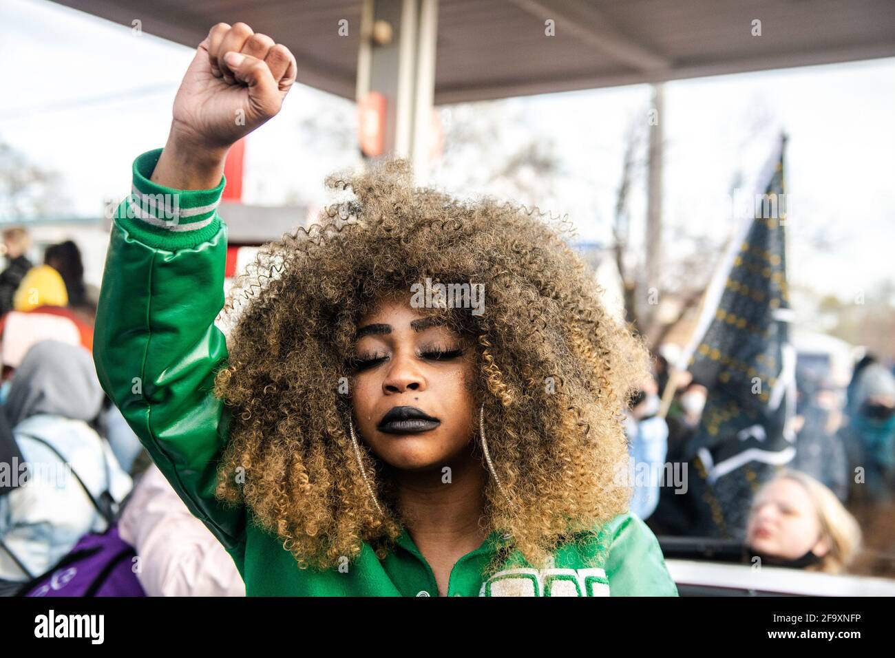 La gente reagisce al verdetto del processo di Derek Chauvin a George Floyd Square, all'angolo tra 38th Street e Chicago Avenue il 20 aprile 2021 a Minneapolis, Minnesota. Foto: Chris Tuite /ImageSPACE/MediaPunch Foto Stock