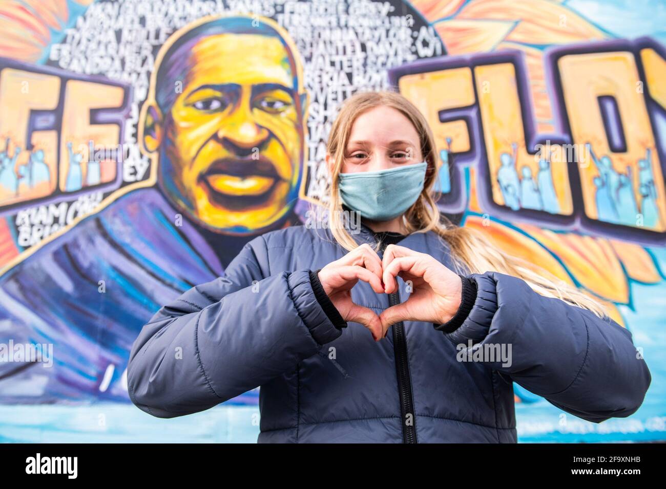 La gente reagisce al verdetto del processo di Derek Chauvin a George Floyd Square, all'angolo tra 38th Street e Chicago Avenue il 20 aprile 2021 a Minneapolis, Minnesota. Foto: Chris Tuite /ImageSPACE/MediaPunch Foto Stock