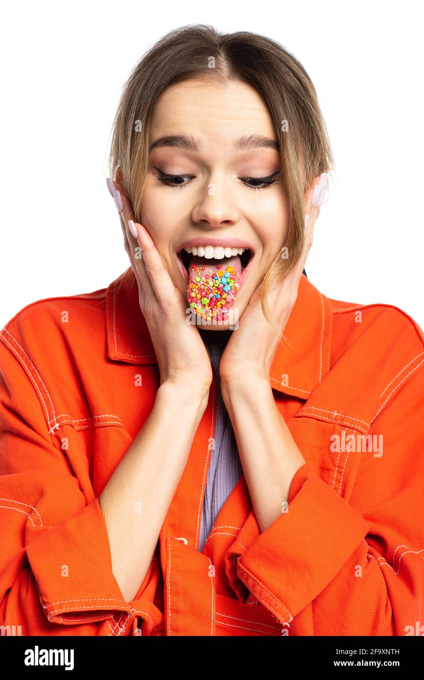 giovane donna che si stacca la lingua con gustosi spruzzi isolati sopra bianco Foto Stock
