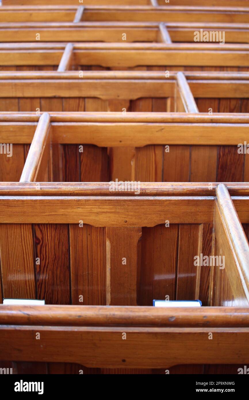 La disposizione delle panchine intrecciate alla Salop Chapel di Liverpool Foto Stock