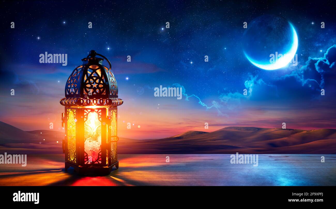 Mese Santo musulmano Ramadan Kareem - Lanterna Ornamentale Araba con Candela bruciante che si illumina la sera - Eid al Fitr Foto Stock