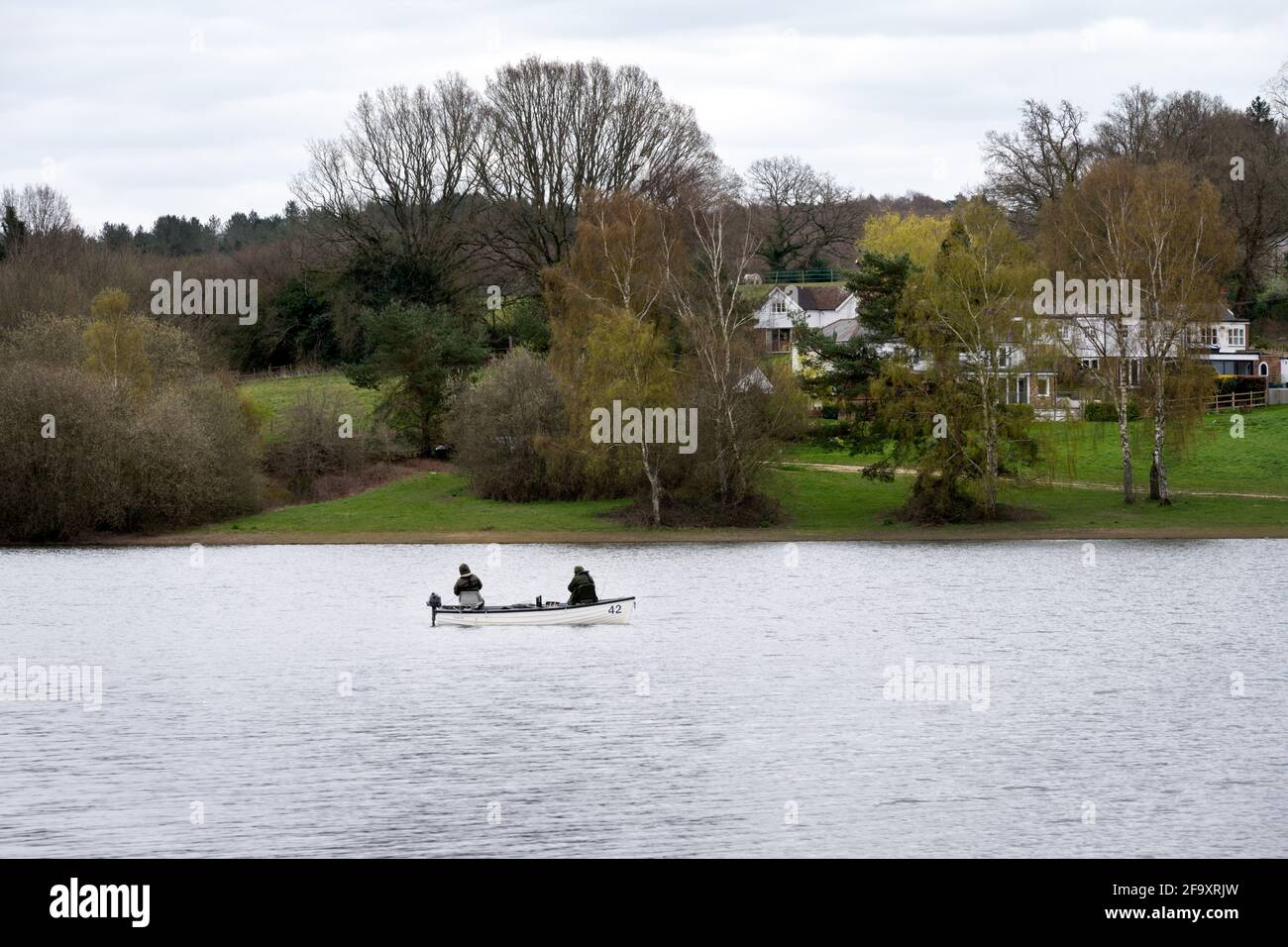 BEWL WATER, INGHILTERRA - 7 APRILE 2021: Due persone che pescano su una piccola barca su Bewl Water, nel sud-est dell'Inghilterra Foto Stock
