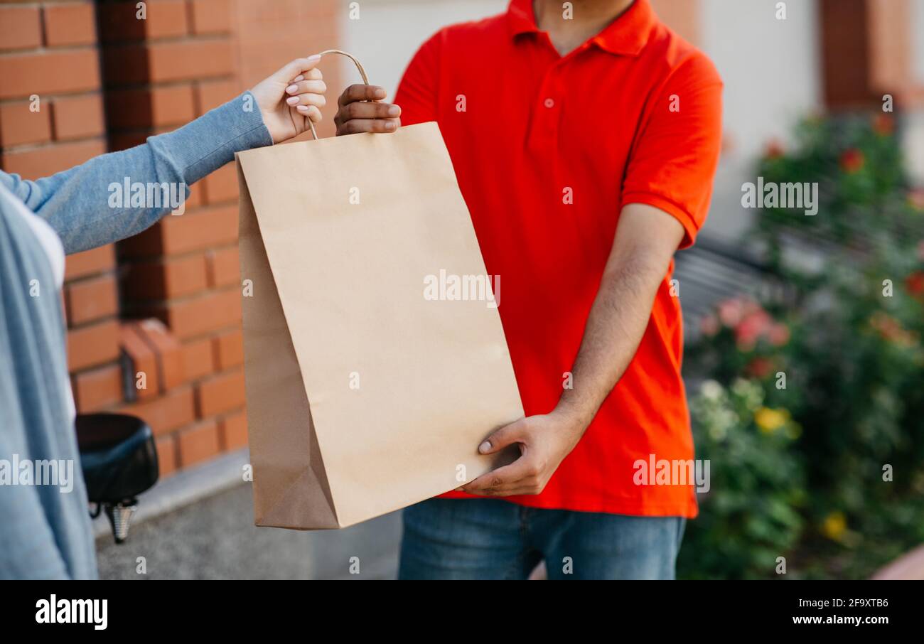 Shopping online, consegna di cibo da ristoranti in bicicletta, ordine di pasti Foto Stock