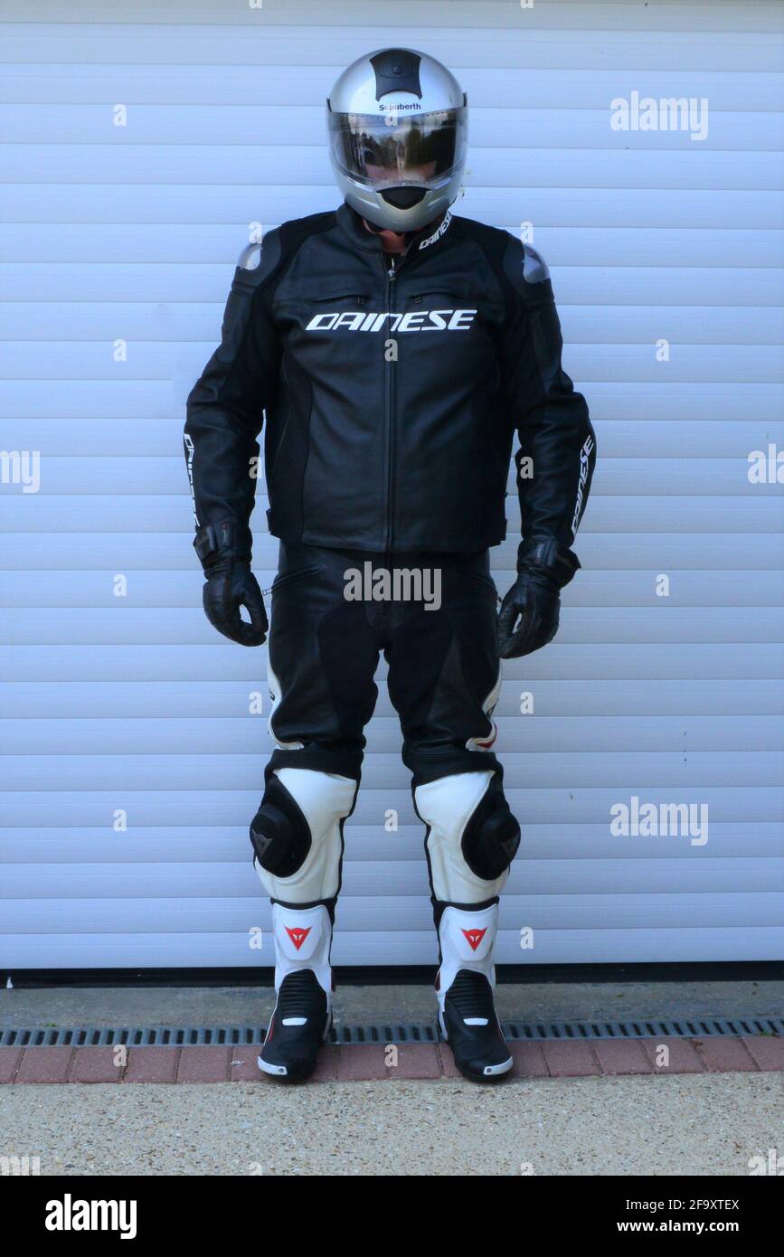 Un motociclista in completo abbigliamento di sicurezza. Foto Stock