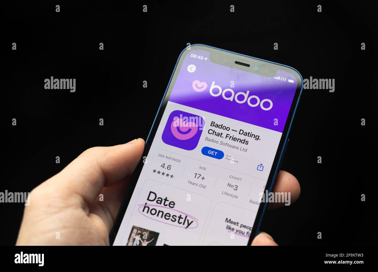 Kharkov, Ucraina - 20 aprile 2021: Applicazione Badoo su Apple iPhone, uomo che usa l'app di servizio di datazione online Foto Stock