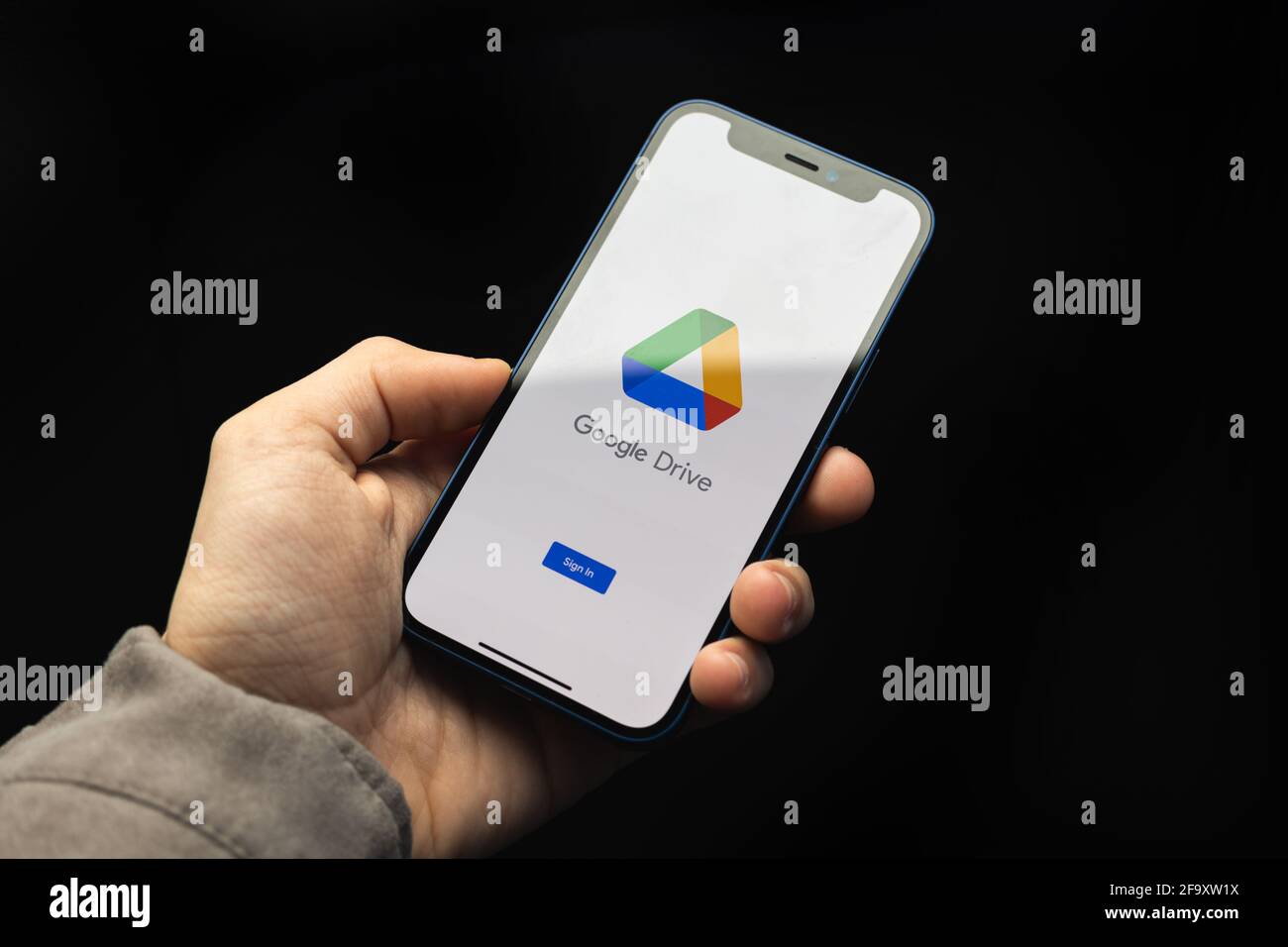 Kharkov, Ucraina - 20 aprile 2021: Primo piano del logo dell'app Google Drive su Apple iPhone 12, foto di sfondo nera, icona del cloud online, archiviazione Foto Stock