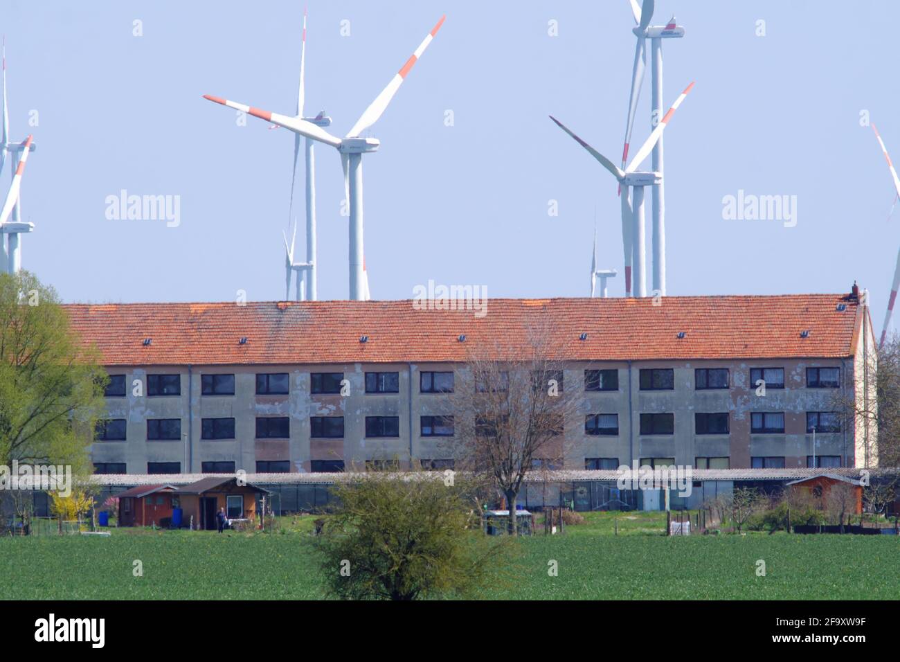 Windpower e Housing: Fischbeck vicino Tangermünde, Germania. 2021 Foto Stock