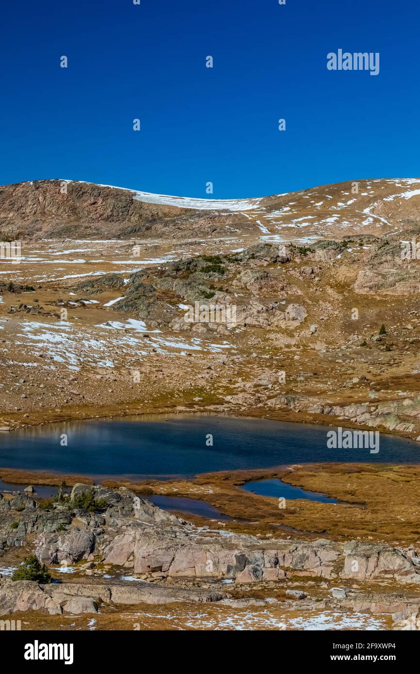 Lago Frozen lungo la Beartooth Highway vicino a Beartooth Pass, Wyoming, Stati Uniti Foto Stock