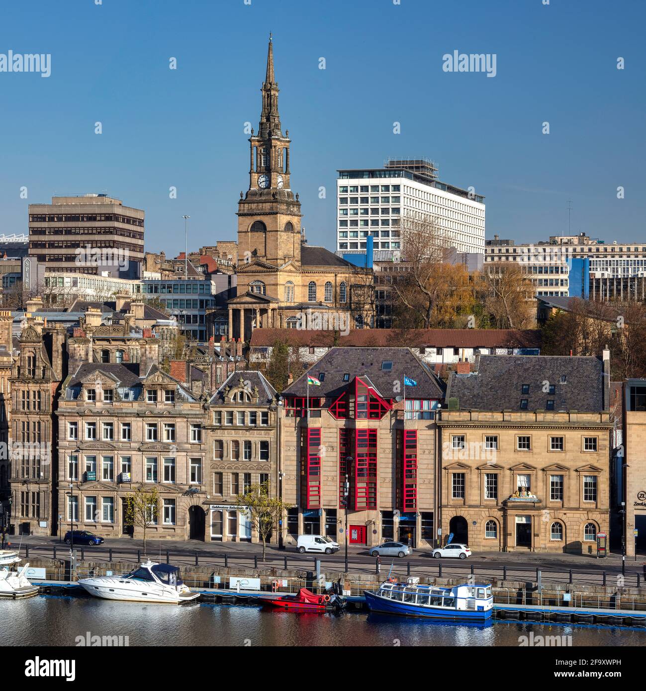 Vista diurna di tutti i santi chiesa e Newcastle Quayside, Newcastle upon Tyne, Tyne e Wear, Inghilterra Foto Stock