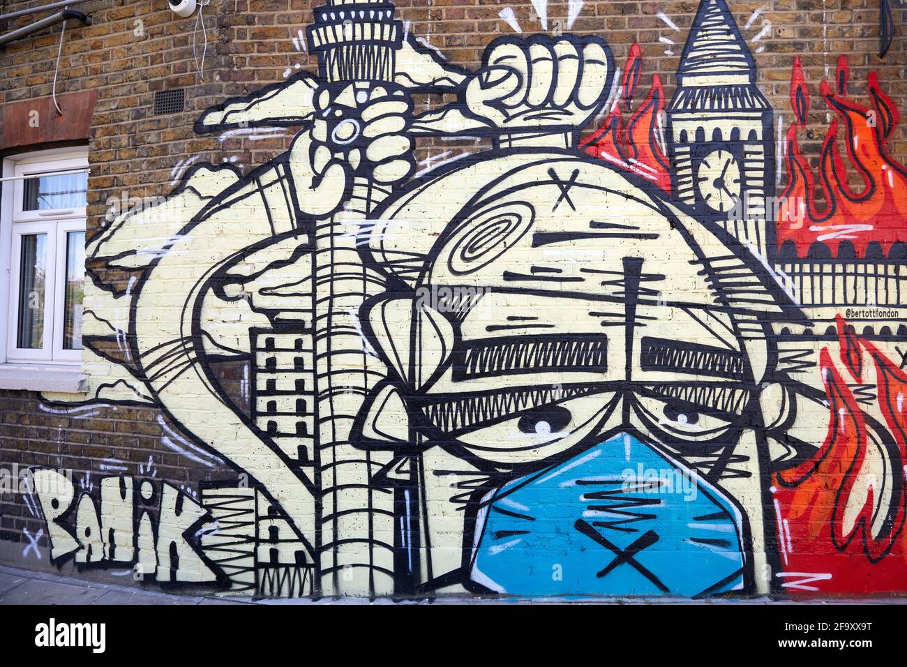Londra, UK - 18 Apr 2021: Un murale di strada, disegnato durante la pandemia del coronavirus dall'artista di graffiti Panik, sulla parete laterale di un negozio di ghiaccio. Foto Stock