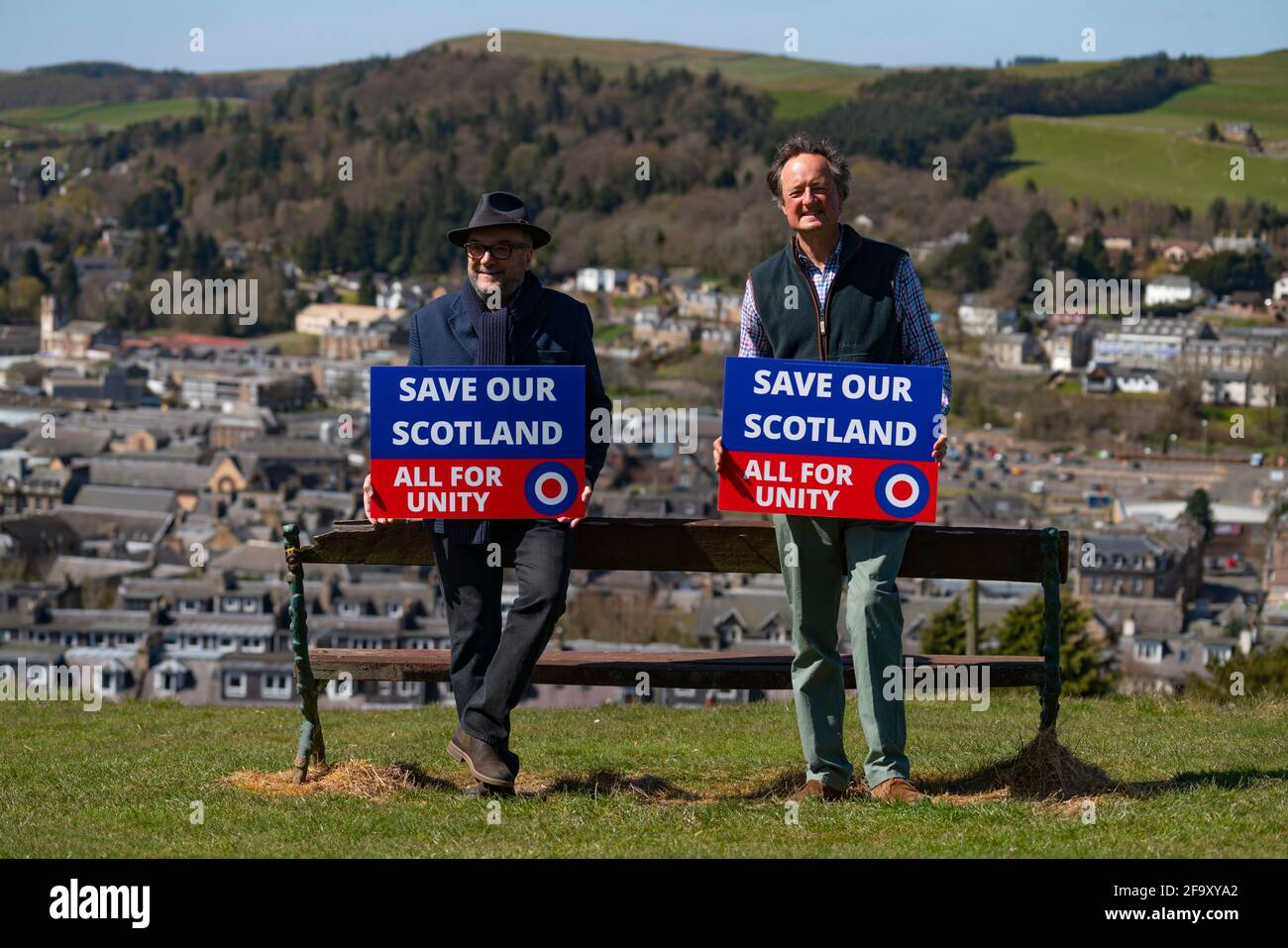 Hawick, Scozia, Regno Unito. 21 aprile 2021. George Galloway , fondatore del partito All for Unity e leader Jamie Blackett che si batte contro un confine duro con l'Inghilterra a Hawick , frontiere scozzesi, oggi. Iain Masterton/Alamy Live News Foto Stock