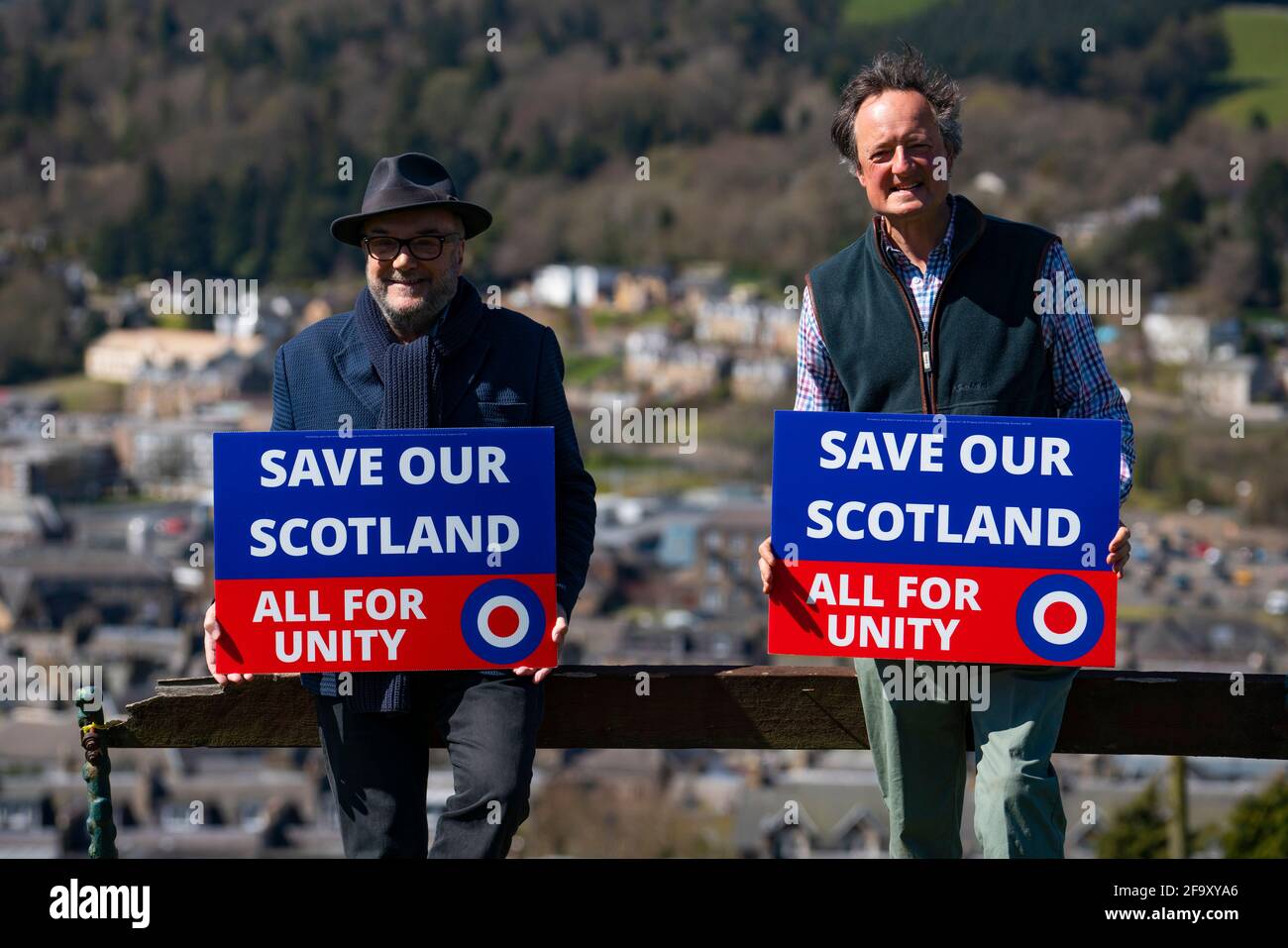 Hawick, Scozia, Regno Unito. 21 aprile 2021. George Galloway , fondatore del partito All for Unity e leader Jamie Blackett che si batte contro un confine duro con l'Inghilterra a Hawick , frontiere scozzesi, oggi. Iain Masterton/Alamy Live News Foto Stock