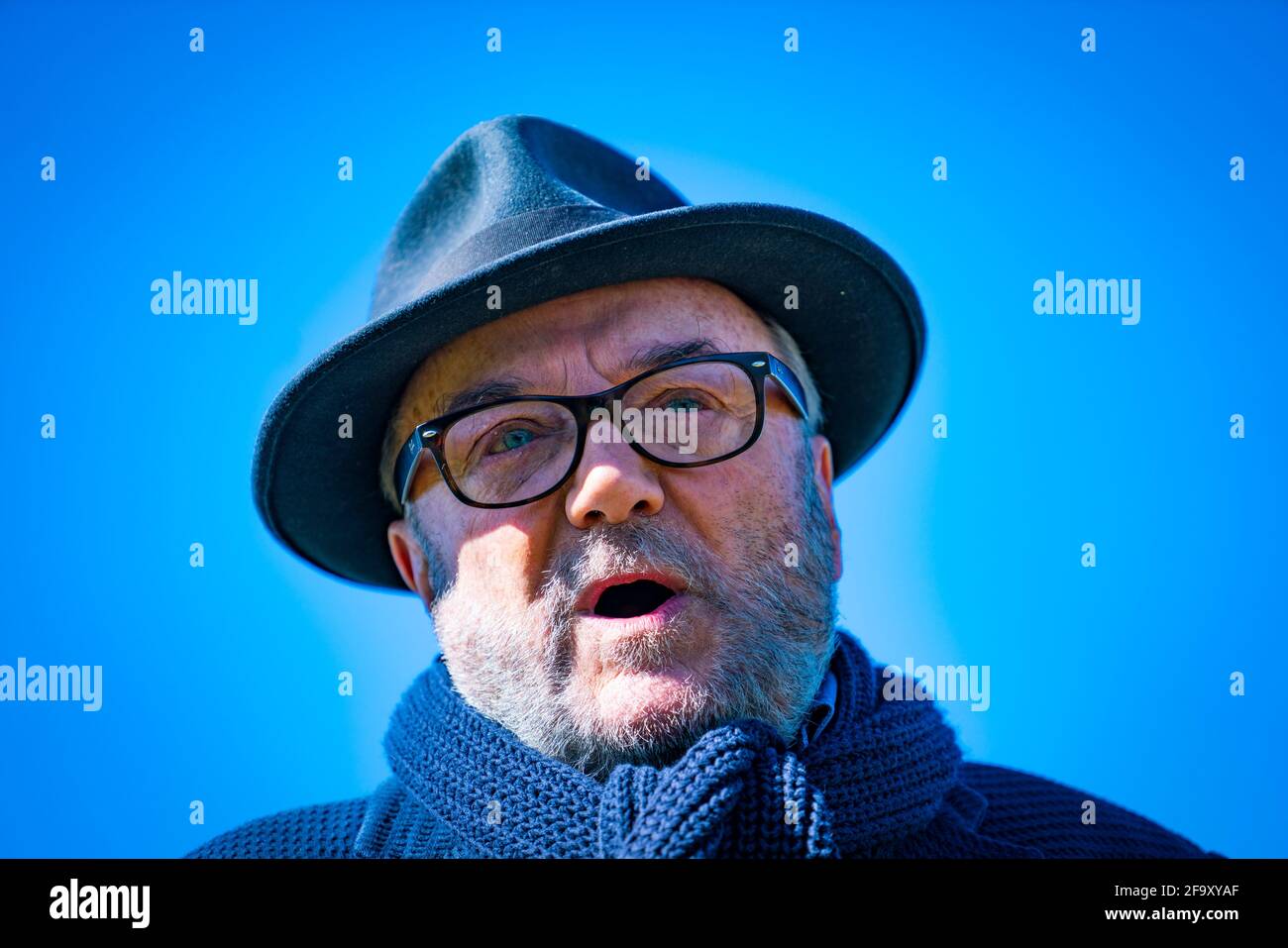 Hawick, Scozia, Regno Unito. 21 aprile 2021. George Galloway , fondatore del partito All for Unity e leader Jamie Blackett che si batte contro un confine duro con l'Inghilterra a Hawick , frontiere scozzesi, oggi. Iain Masterton/Alamy Live News Foto Stock