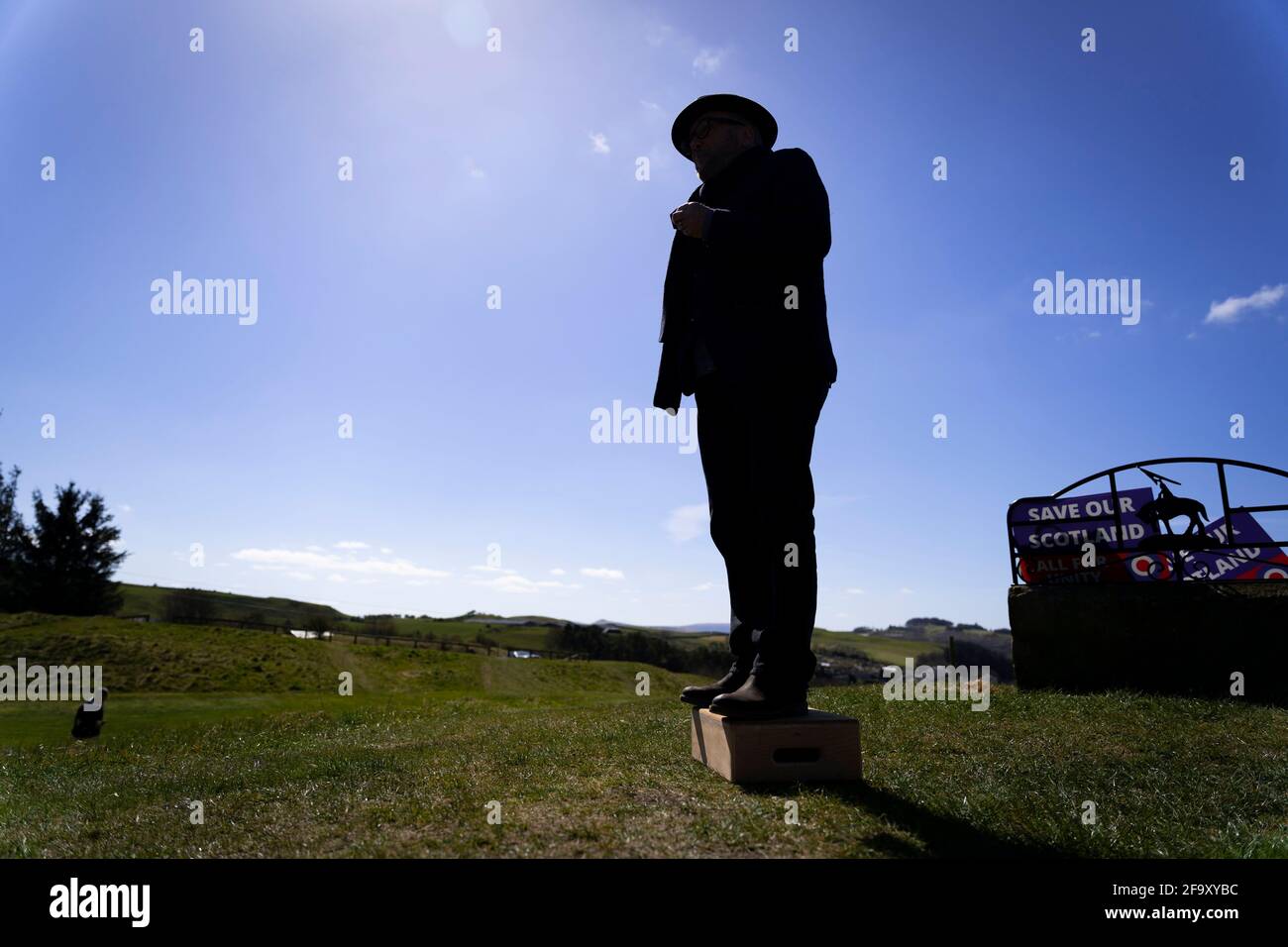 Hawick, Scozia, Regno Unito. 21 aprile 2021. George Galloway , fondatore del partito All for Unity e leader Jamie Blackett che si batte contro un confine duro con l'Inghilterra a Hawick , frontiere scozzesi, oggi. Iain Masterton/Alamy Live News Foto Stock