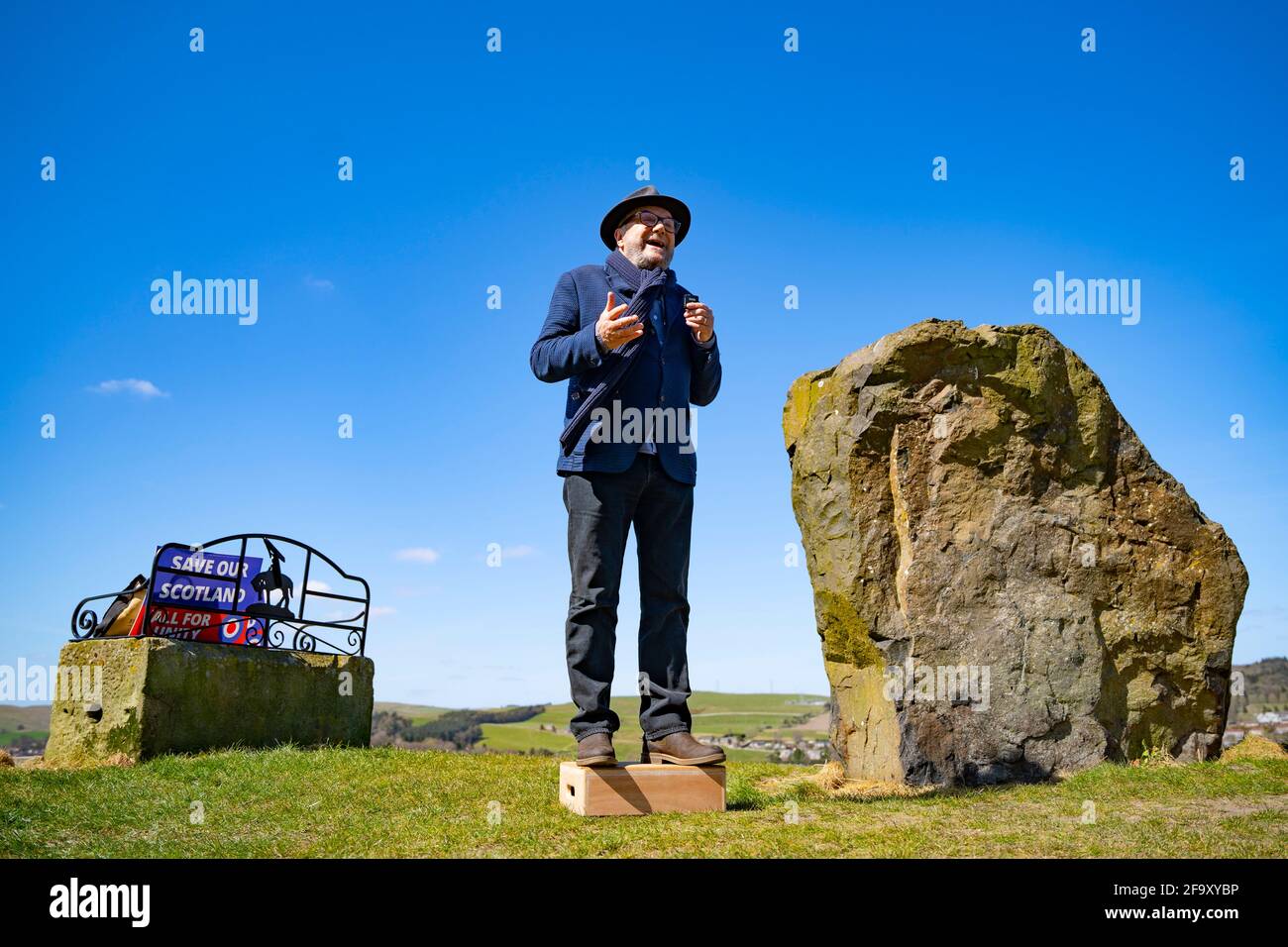 Hawick, Scozia, Regno Unito. 21 aprile 2021. George Galloway , fondatore del partito All for Unity e leader Jamie Blackett che si batte contro un confine duro con l'Inghilterra a Hawick , frontiere scozzesi, oggi. Iain Masterton/Alamy Live News Foto Stock