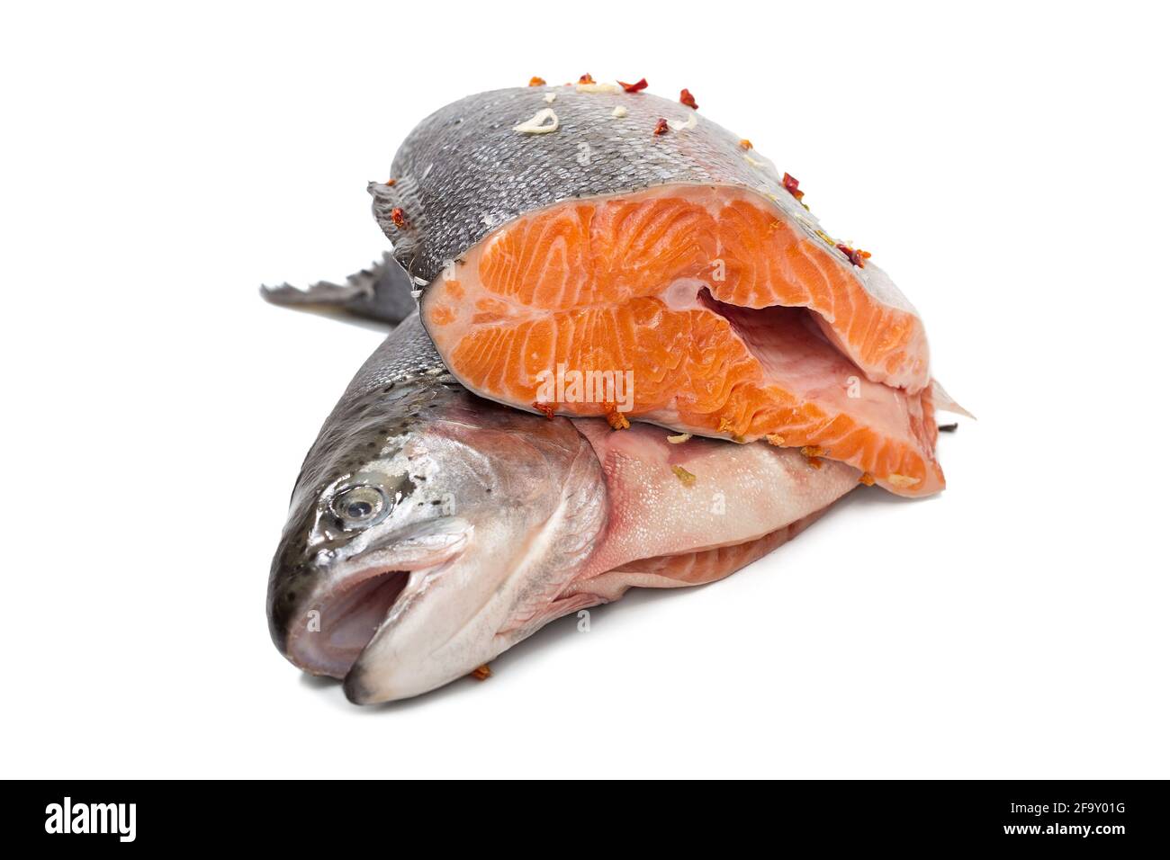 Pesce trota preparato e tagliato, isolato su sfondo bianco Foto Stock