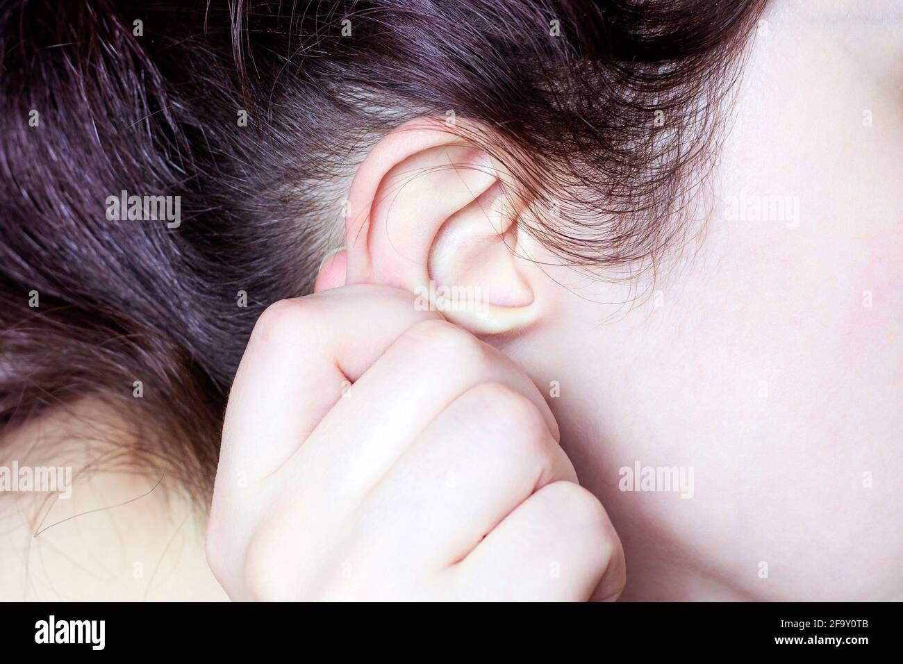 Dettaglio della testa con l'esame medico dell'orecchio umano e dei capelli da vicino. Foto Stock