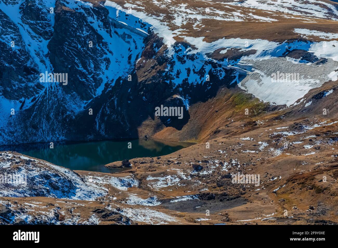 Piccolo ghiacciaio residuo con un lago alpino annidato nelle montagne Beartooth lungo la Beartooth Highway, Shoshone National Forest, Wyoming, Stati Uniti Foto Stock