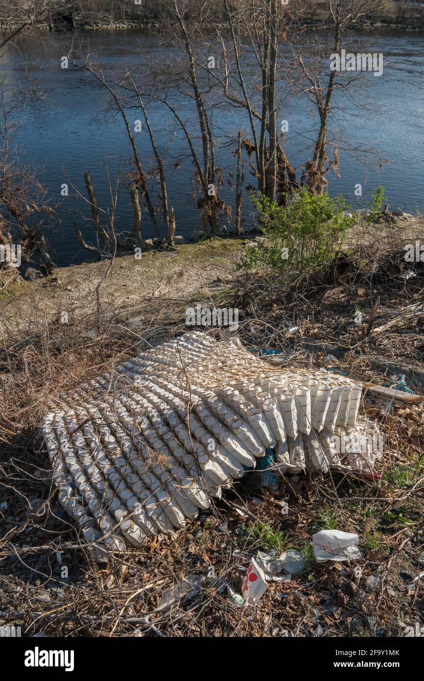 Vecchio materasso scaricato illegalmente in zona urbana. Foto Stock