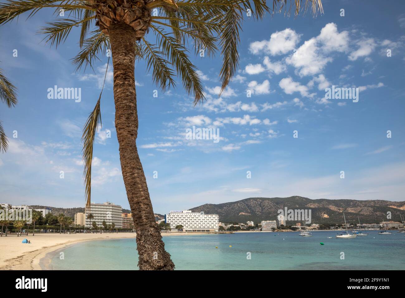 Palmanova, Maiorca, Spagna. 20 Apr 2021. Vista sulla spiaggia di Palmanova con solo alcune persone a Maiorca. Credit: John-Patrick Morarescu/ZUMA Wire/Alamy Live News Foto Stock