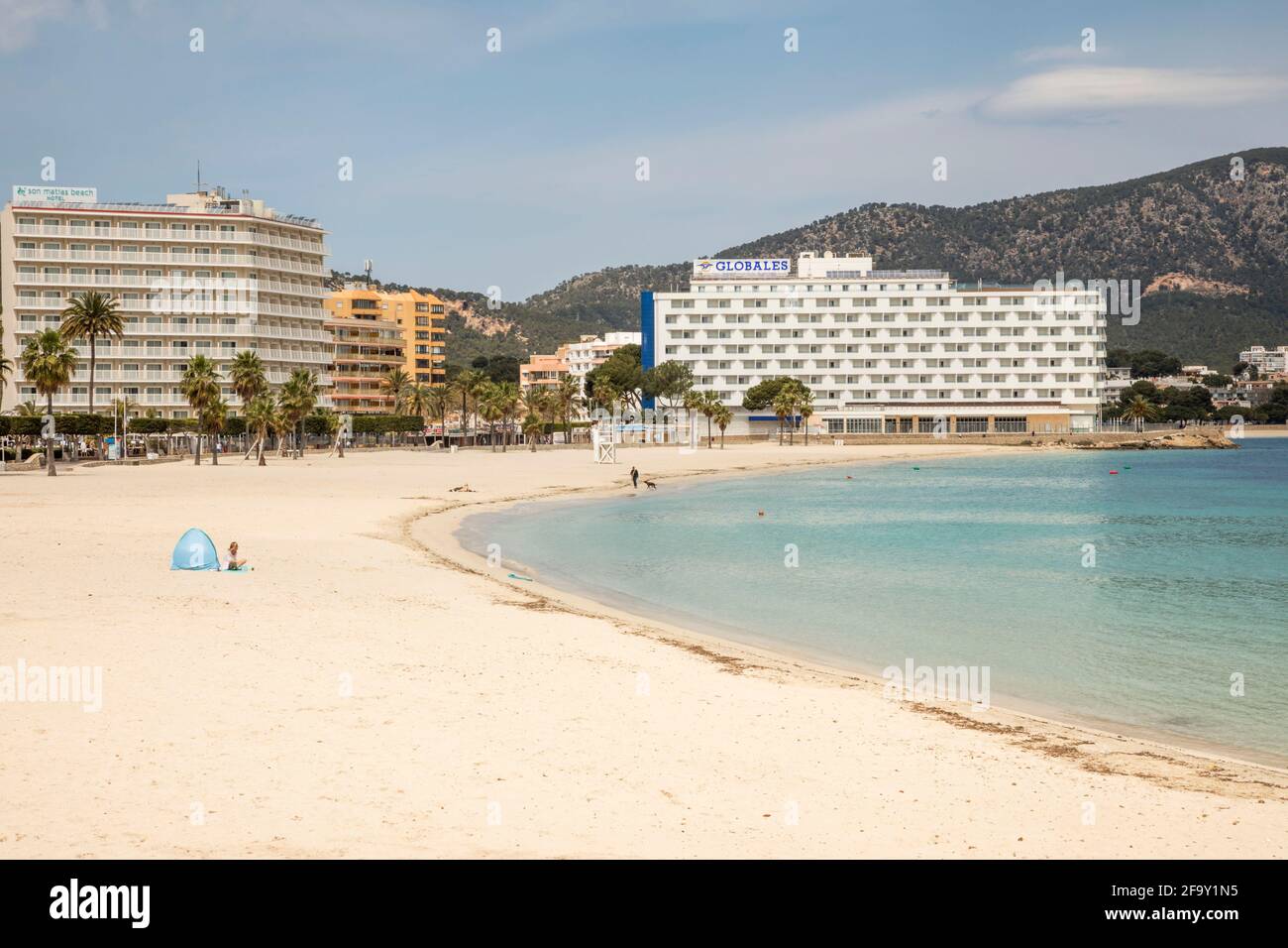 Palmanova, Maiorca, Spagna. 20 Apr 2021. Vista sulla spiaggia di Palmanova con solo alcune persone a Maiorca. Credit: John-Patrick Morarescu/ZUMA Wire/Alamy Live News Foto Stock