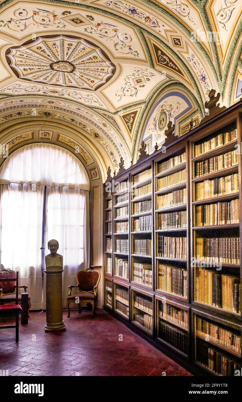 Italia Marche Macerata - Biblioteca comunale Mozzi Borgetti - centrale  galleria o mezza galleria Foto stock - Alamy