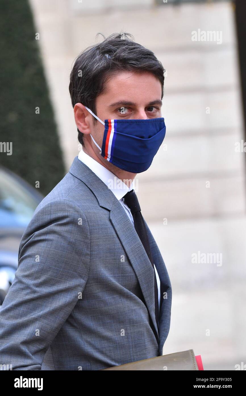Gabriel Attal, Segretario di Stato al primo Ministro, portavoce del governo, il 21 aprile 2021, ha deposto il Consiglio dei Ministri al Palazzo Élysée di Parigi, in Francia. (Foto di Lionel Urman/Sipa USA) Foto Stock