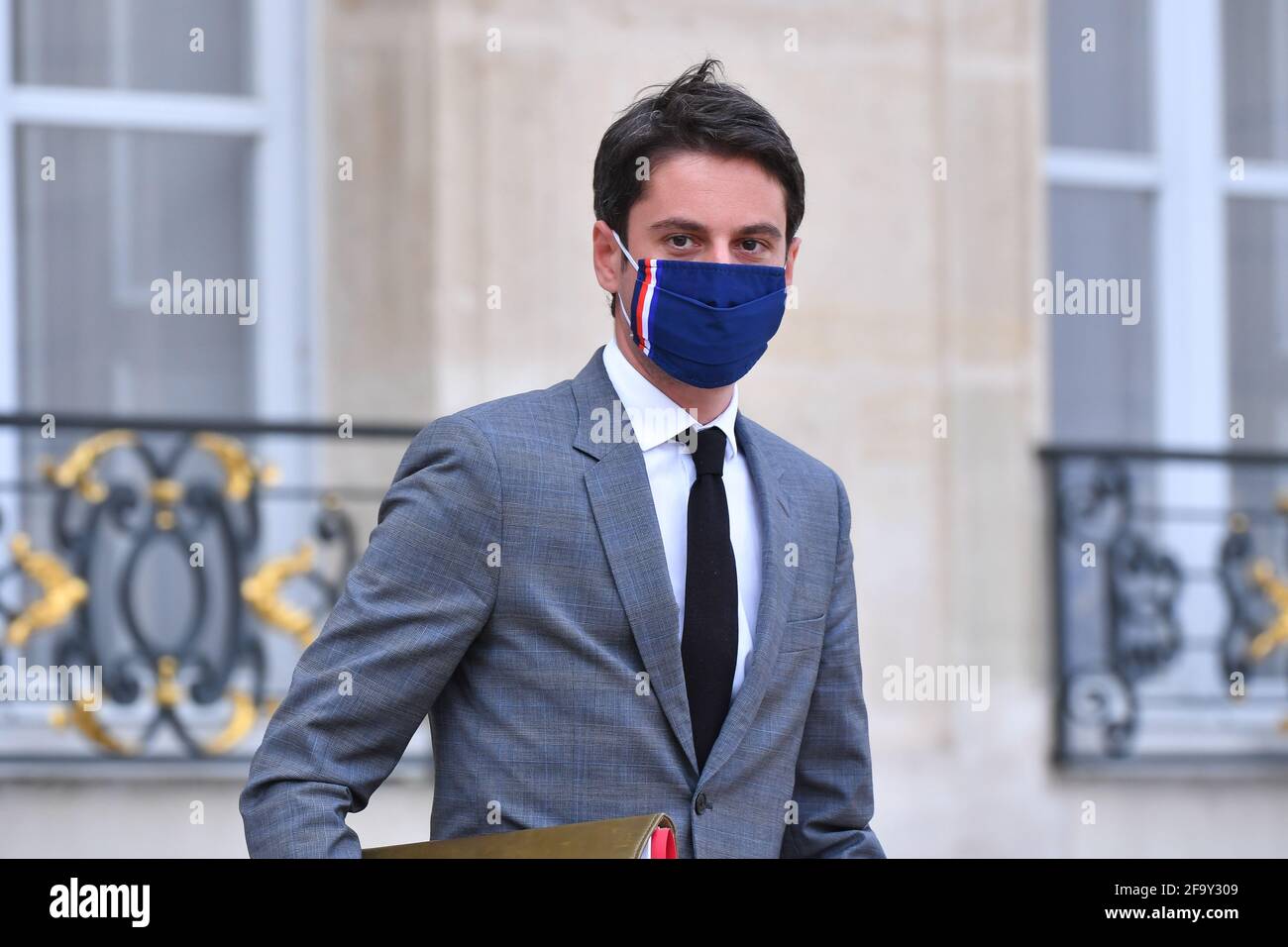 Gabriel Attal, Segretario di Stato al primo Ministro, portavoce del governo, il 21 aprile 2021, ha deposto il Consiglio dei Ministri al Palazzo Élysée di Parigi, in Francia. (Foto di Lionel Urman/Sipa USA) Foto Stock